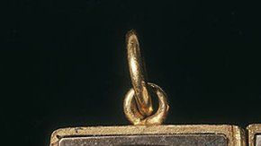 Un memento mori con las fotos de la reina Victoria y el príncipe Alberto.