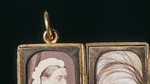 Un memento mori con las fotos de la reina Victoria y el príncipe Alberto.