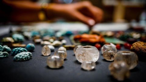Amuletos y cuentas de vidrio hallados en Pompeya.