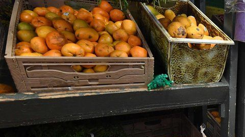 Los bancos de alimentos y los cupones de alimentación son opciones de los más pobres.
