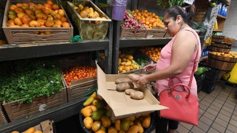 Los bancos de alimentos y los cupones de alimentación son opciones de los más pobres.