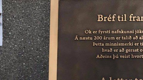 La placa conmemora a Okjokull, que yacía encima del volcán Ok.