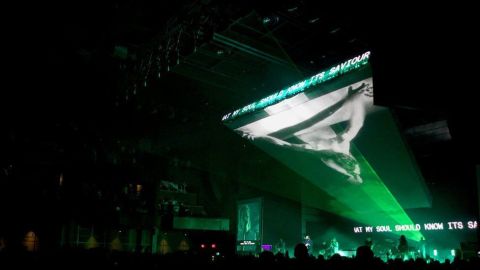 Una imagen de Jesús gigantesca sobre el escenario.