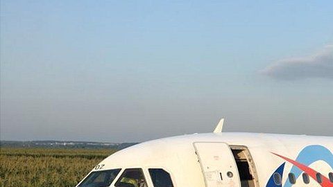 La tripulación del avión de Ural Airlines tuvo suerte de tener un campo de maíz cercano.