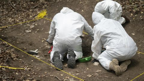 La búsqueda de restos humanos se hace a mano.