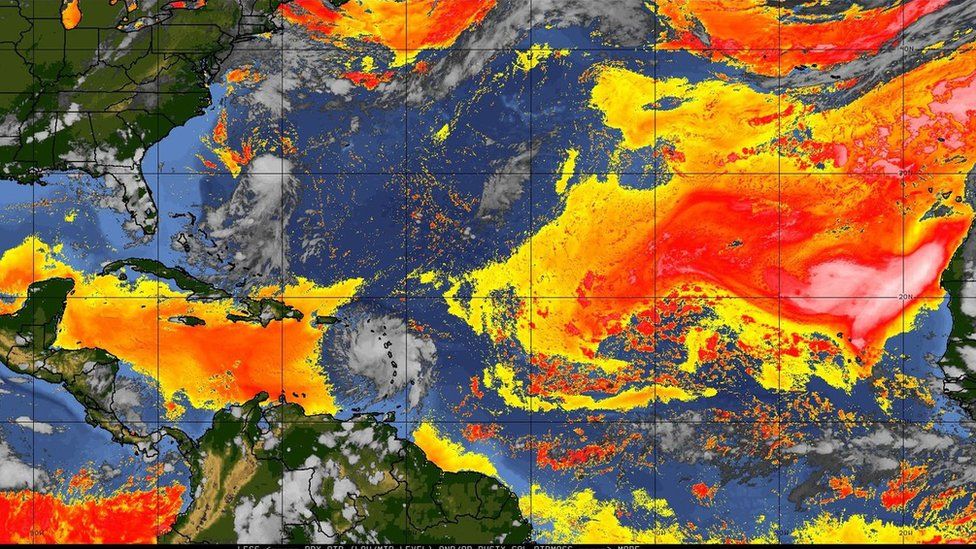 La imagen muestra en rojo y amarillo el polvo del Sahara en la atmósfera del Atlántico.