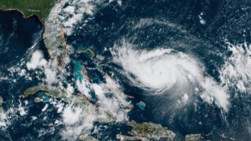 El huracán Dorian se ha intensificado y ya comienza a ser visible un "ojo".