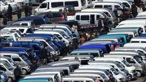 Decenas de personas miran coches en un concesionario en la provincia de Liaoning (China).