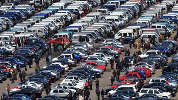Decenas de personas miran coches en un concesionario en la provincia de Liaoning (China).