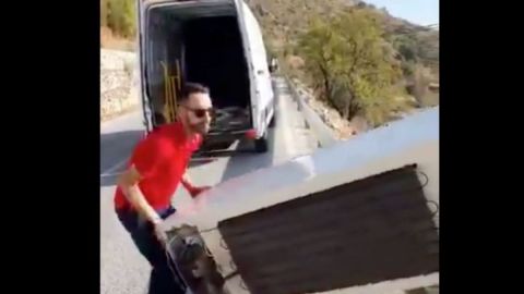 Arrojó un refrigerador al monte sin pensar en las consecuencias.