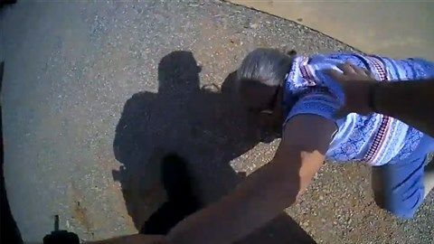 Una mujer se resiste a la autoridad y la disparan.