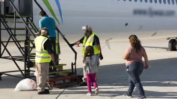 Inmigrantes subiendo a un vuelo de deportación/Archivo.