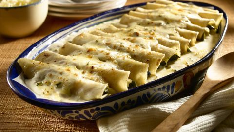 Las enchiladas son una receta versátil, con variaciones dependiendo el estado de la República Mexicana en que se preparen, son de los platillos más famosos para celebrar fiestas patrias.