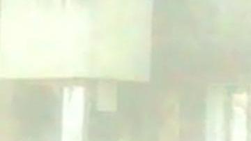 Niños saltan de ventana a ventana en un noveno piso.