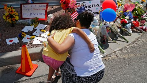 Decenas han dejado ofrendas cerca del lugar de  la masacre en El Paso.