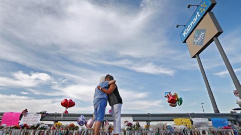 Familiares lloran a sus muertos en El Paso, Texas