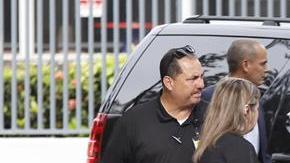 La gobernadora de Puerto Rico, Wanda Vázquez (c),  saluda a la entrada del Tribunal Supremo, donde juró al cargo.