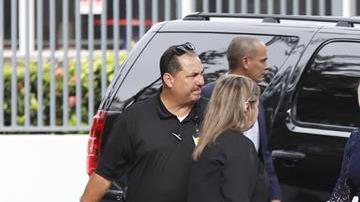 La gobernadora de Puerto Rico, Wanda Vázquez (c),  saluda a la entrada del Tribunal Supremo, donde juró al cargo.