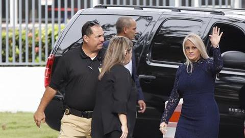 La gobernadora de Puerto Rico, Wanda Vázquez (c),  saluda a la entrada del Tribunal Supremo, donde juró al cargo.