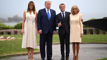 El presidente de Francia y su esposa dan la bienvenida a Donald y Melania Trump.