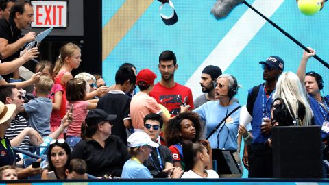 El campeón defensor del US Open, serbio Novak Djokovic arranca este lunes frente al español Roberto Carballés.