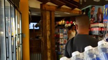 Boricuas se abastecen de artículos de primera necesidad,por el paso de la tormenta Dorian.