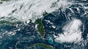 Foto por la Administración Nacional Oceánica y Atmosférica (NOAA), en la que se muestra el paso de la tormenta tropical Dorian por el Caribe.