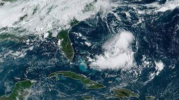 Foto por la Administración Nacional Oceánica y Atmosférica (NOAA), en la que se muestra el paso de la tormenta tropical Dorian por el Caribe.