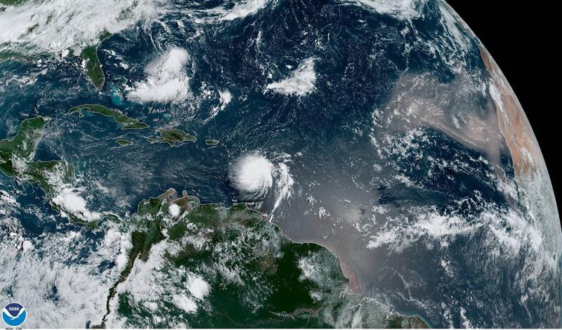 Foto por la Administración Nacional Oceánica y Atmosférica (NOAA), en la que se muestra el paso de la tormenta tropical Dorian por el Caribe.