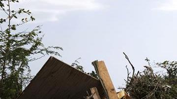 Empleados municipales realizan labores de limpieza y remoción de escombros, este martes, en Ponce, en la costa sur de Puerto Rico de cara al paso de Dorian.