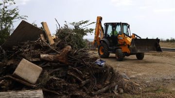 Empleados municipales realizan labores de limpieza y remoción de escombros, este martes, en Ponce, en la costa sur de Puerto Rico de cara al paso de Dorian.