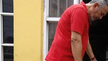 Personas preparan un generador de energía para una casa en Yabucoa, Puerto Rico.