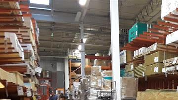 Un hombre dispone unos tablones de madera para proteger su casa ante la llegada del huracán Dorian.