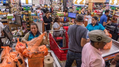 Compradores se abastecen ante la amenaza del huracán Dorian.