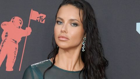 Adriana Lima en los MTV VMAs 2019