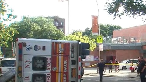 Uno de los vehículos se volcó