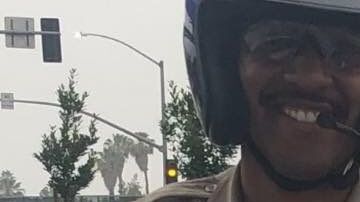El oficial fallecido fue identificado como Andre Moye, de 33 años, quien detuvo a un hombre que conducía un camión y determinó que debía ser confiscado.