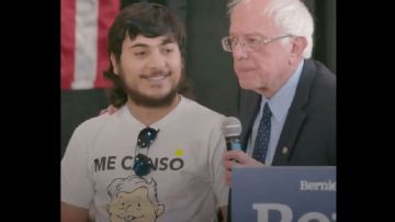 El joven le hizo una pregunta a Sanders, pero llamó más la atención la camiseta que llevaba puesta.