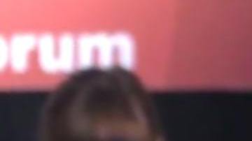 Andrew Yang pidió abrazar a la mujer antes de continuar su intervención.