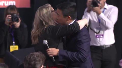Andrew Yang pidió abrazar a la mujer antes de continuar su intervención.