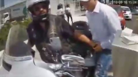 Después de perpetrar el asalto, el ladrón se retiró del lugar si mostrar ningún apuro.