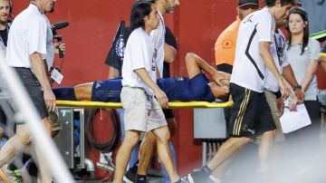 El futbolista español tuvo que ser operado y tardará varios meses en volver.