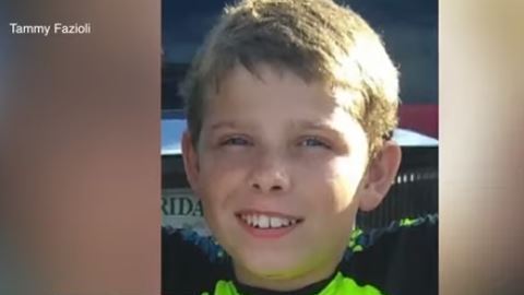 Tyler fue alcanzado por una camioneta cuando caminaba a la orilla de una carretera.