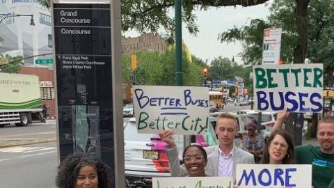 La demostración por mejor servicio de autobuses se realizó en las afueras de la sede del Servicio Postal.