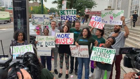 La demostración por mejor servicio de autobuses se realizó en las afueras de la sede del Servicio Postal.