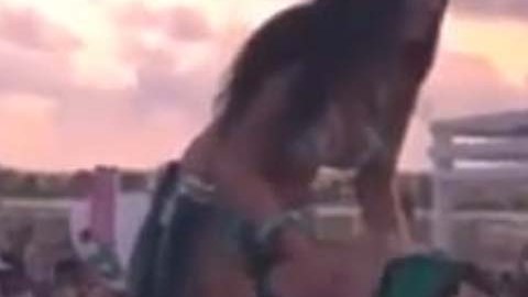 A la bailarina se le acusa de “incitar al libertinaje”.