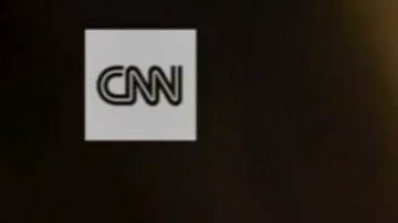 El bebé es cuidado por sus hermanas y su padre.