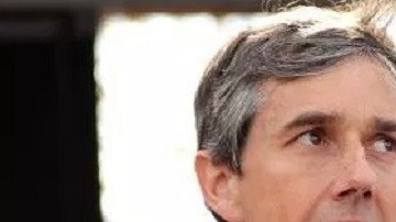 Superholly (derecha) compartió la imagen publicada por Beto O'Rourke.