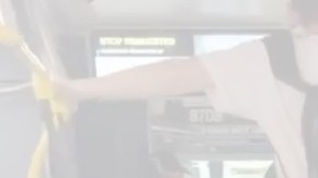 Los pasajeros levantaban los pies para no mojarse.