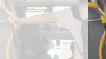Los pasajeros levantaban los pies para no mojarse.